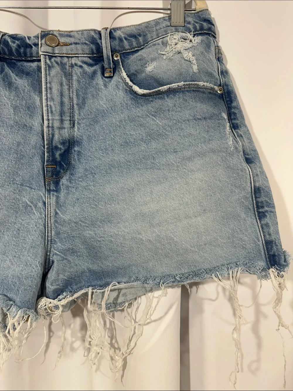 Good American Denim Shorts Size 12 31 Frayed Hem Distressed Cutoff Jean Shorts - Picture 4 of 8